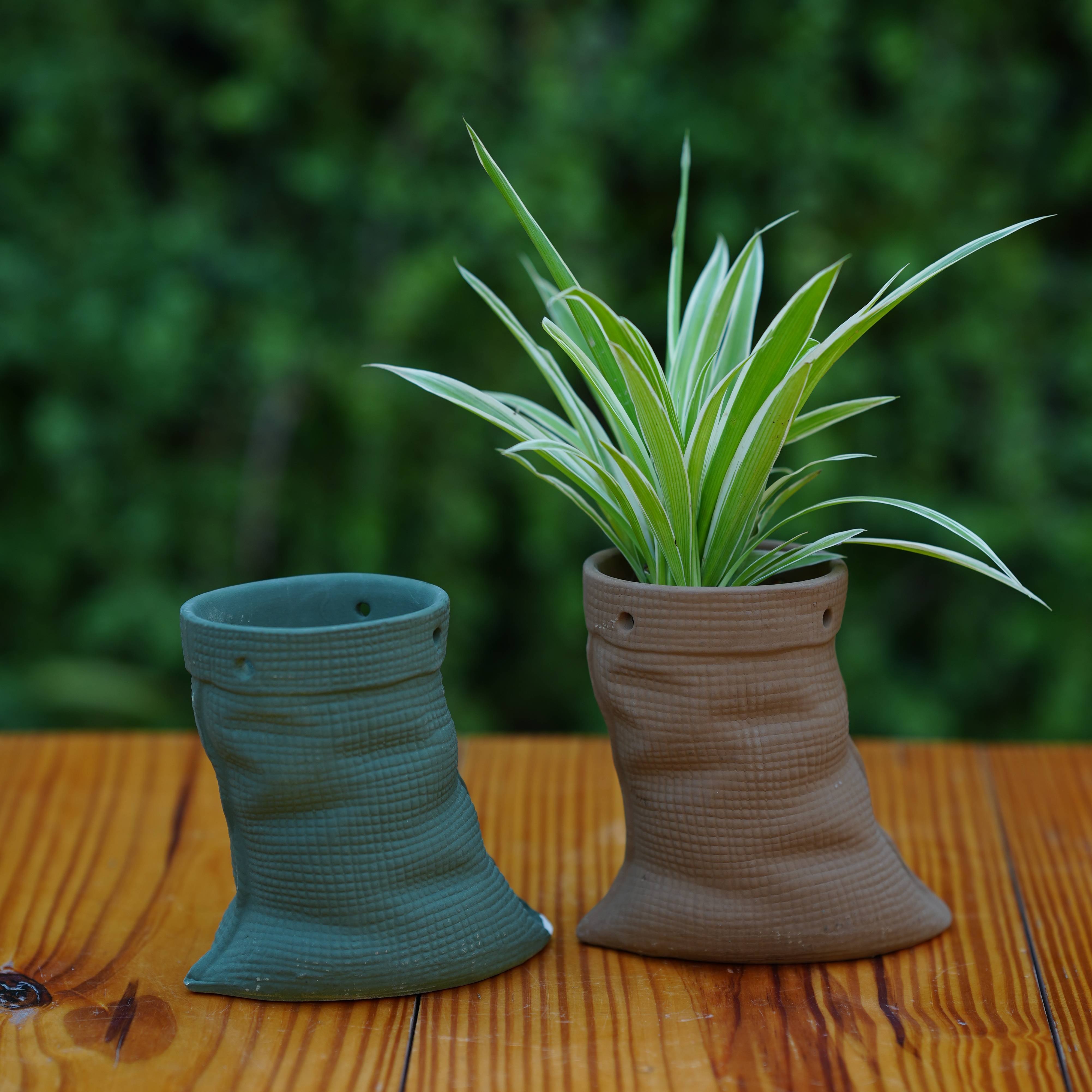 Ceramic Artisanal Grooved Tapered Pot/ Planter For Plants