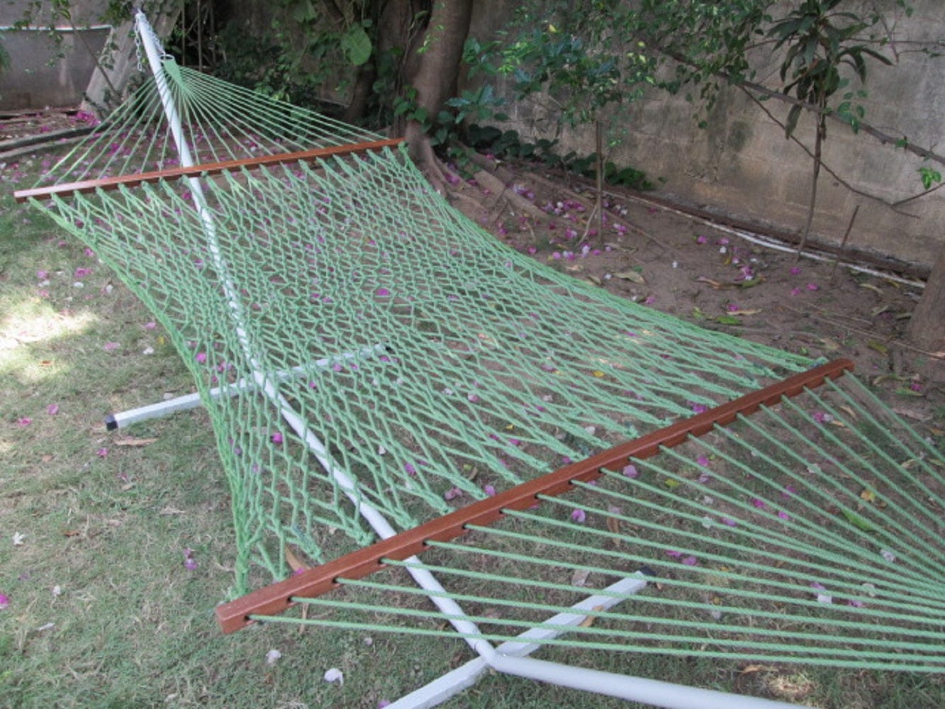 Double XL Outdoor UV Resistant Rope Hammock With Wooden Bars, Weight Capacity of 200 kg, 140W X 396L cm